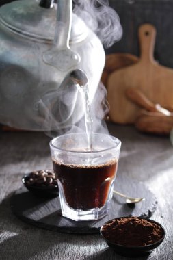 İçinden buhar çıkan bir fincan kahve.