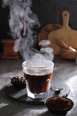 İçinden buhar çıkan bir fincan kahve.