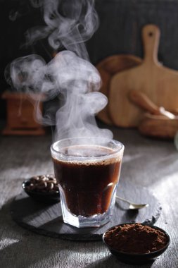 İçinden buhar çıkan bir fincan kahve.