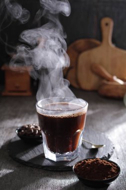 İçinden buhar çıkan bir fincan kahve.