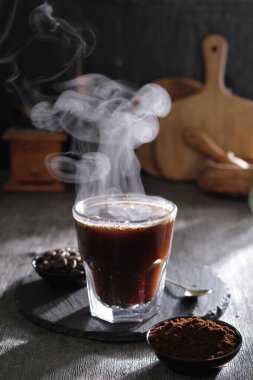 İçinden buhar çıkan bir fincan kahve.