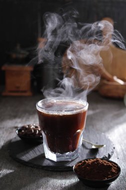 İçinden buhar çıkan bir fincan kahve.