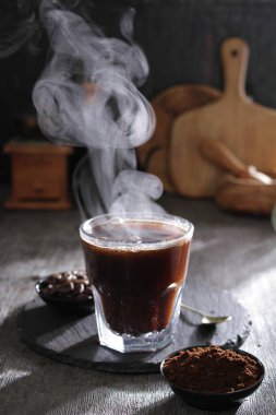 İçinden buhar çıkan bir fincan kahve.