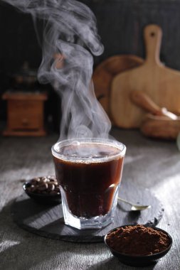 İçinden buhar çıkan bir fincan kahve.