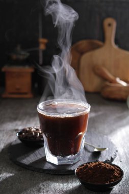 İçinden buhar çıkan bir fincan kahve.