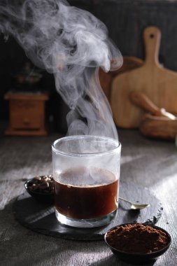 İçinden buhar çıkan bir fincan kahve.