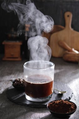 İçinden buhar çıkan bir fincan kahve.