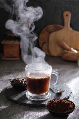 İçinden buhar çıkan bir fincan kahve.