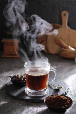 İçinden buhar çıkan bir fincan kahve.