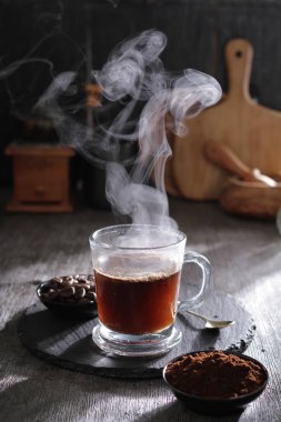 İçinden buhar çıkan bir fincan kahve.