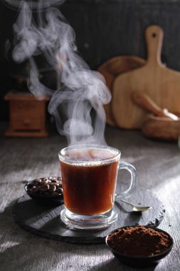 İçinden buhar çıkan bir fincan sıcak çay.