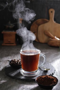 İçinden buhar çıkan bir fincan sıcak çay.