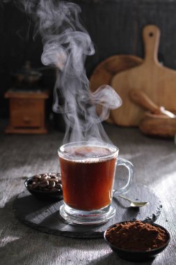 İçinden buhar çıkan bir fincan sıcak çay.