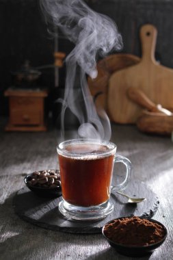 İçinden buhar çıkan bir fincan sıcak çay.