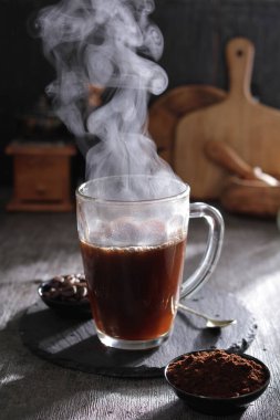 İçinden buhar çıkan bir fincan kahve.