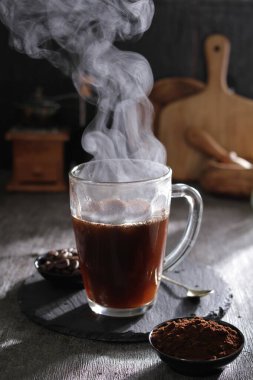 İçinden buhar çıkan bir fincan kahve.