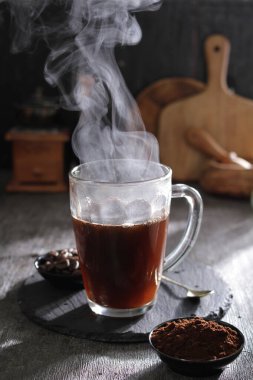 İçinden buhar çıkan bir fincan kahve.