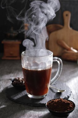 İçinden buhar çıkan bir fincan kahve.