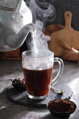 İçinden buhar çıkan bir fincan kahve.