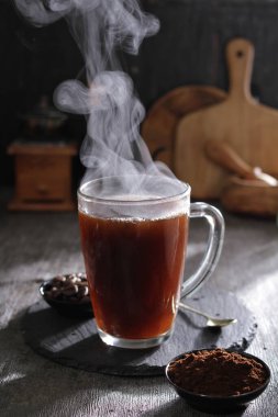 İçinden buhar çıkan bir fincan kahve.