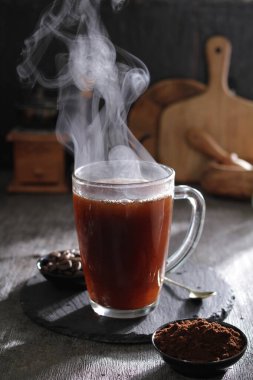 İçinden buhar çıkan bir fincan kahve.