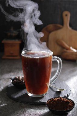 İçinden buhar çıkan bir fincan kahve.