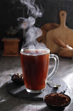 İçinden buhar çıkan bir fincan sıcak çay.