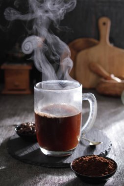 İçinden buhar çıkan bir fincan kahve.