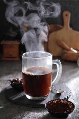 İçinden buhar çıkan bir fincan kahve.