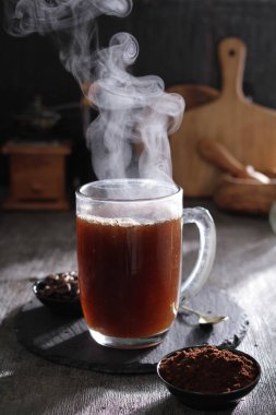 İçinden buhar çıkan bir fincan kahve.