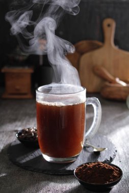 İçinden buhar çıkan bir fincan sıcak çay.