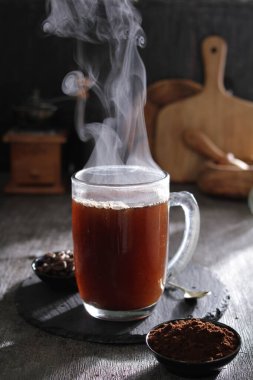 İçinden buhar çıkan bir fincan sıcak çikolata kahvesi.