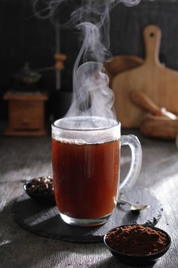 İçinden buhar çıkan bir fincan sıcak çay.