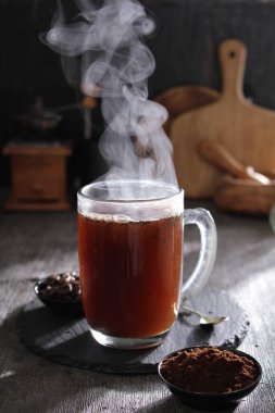 İçinden buhar çıkan bir fincan sıcak çay.