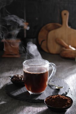 İçinden buhar çıkan bir fincan kahve.