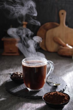 İçinden buhar çıkan bir fincan kahve.