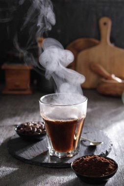 İçinden buhar çıkan bir fincan kahve.