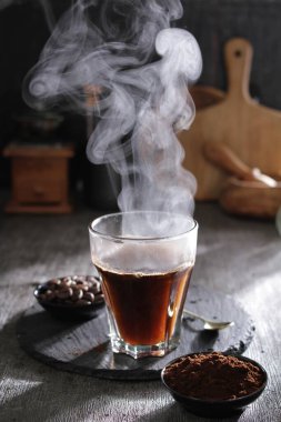 İçinden buhar çıkan bir fincan kahve.