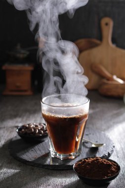 İçinden buhar çıkan bir fincan kahve.