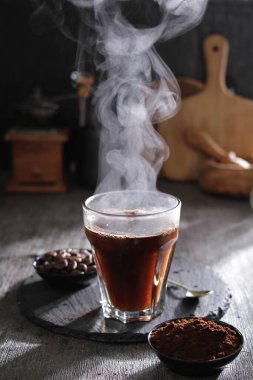 İçinden buhar çıkan bir fincan kahve.