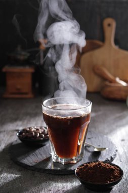 İçinden buhar çıkan bir fincan kahve.