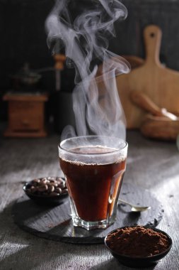 İçinden buhar çıkan bir fincan kahve.