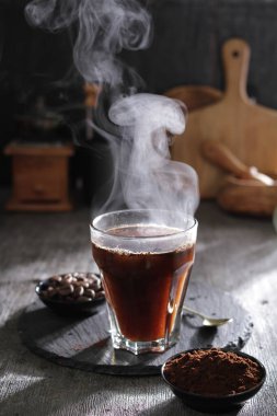 İçinden buhar çıkan bir fincan kahve.