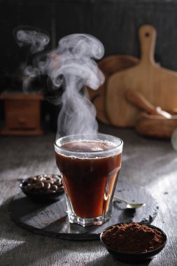 İçinden buhar çıkan bir fincan kahve.