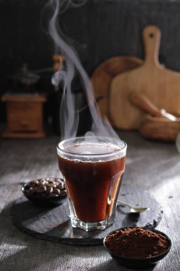 İçinden buhar çıkan bir fincan kahve.