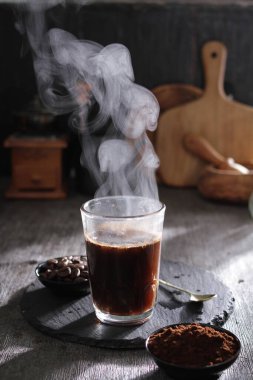 İçinden buhar çıkan bir fincan kahve.