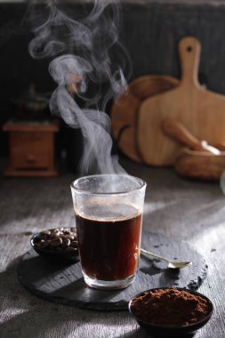 İçinden buhar çıkan bir fincan kahve.