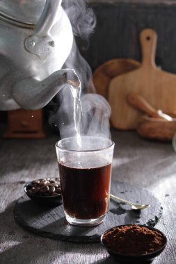 İçinden buhar çıkan bir fincan kahve.