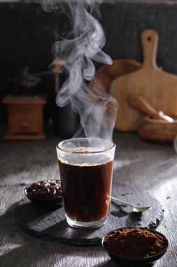 İçinden buhar çıkan bir fincan kahve.