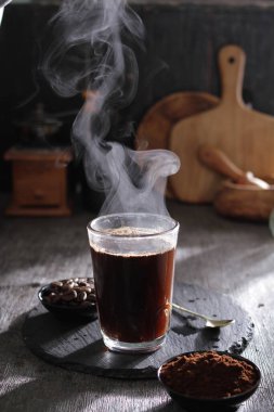 İçinden buhar çıkan bir fincan kahve.